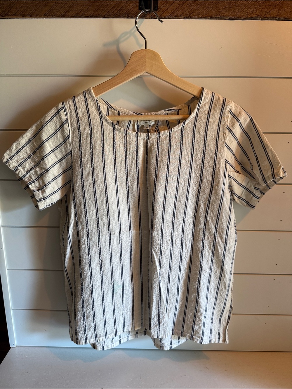 Womenās Striped Short-Sleeve Linen Blend Top - Off-White with Navy Stripes